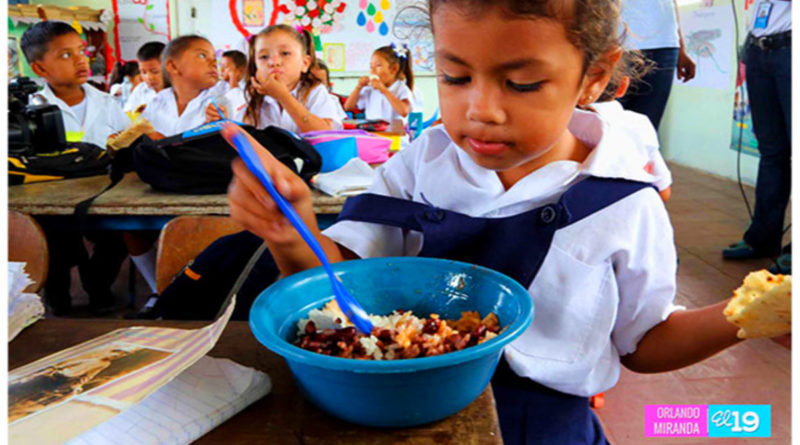 Niña nicaraguense, disfrutando de su merienda escolar