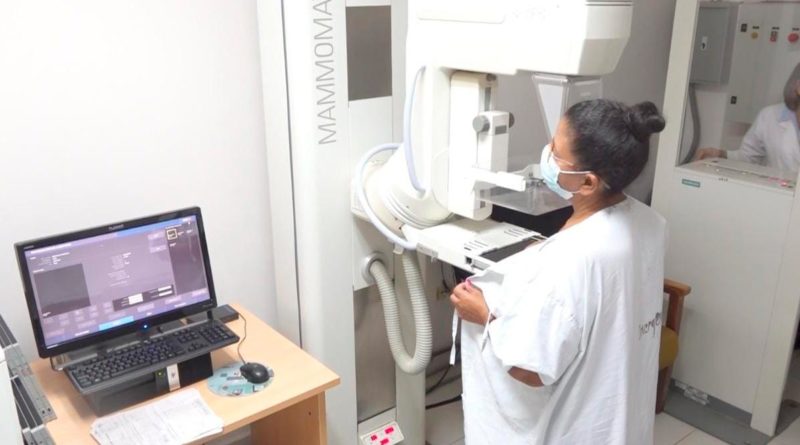 Paciente en el Hospital Bertha Calderón realizándosele una mamografía