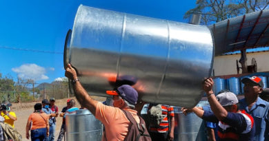 Productores de Matagalpa, recibiendo silos metalicos de colaboradores de MEFCCA.