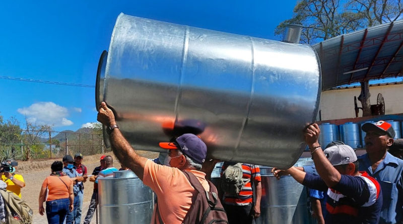 Productores de Matagalpa, recibiendo silos metalicos de colaboradores de MEFCCA.