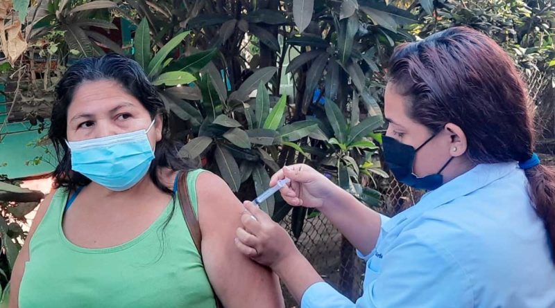 Brigadista del Ministerio de Educación aplica vacuna a una pobladora de Ticuantepe