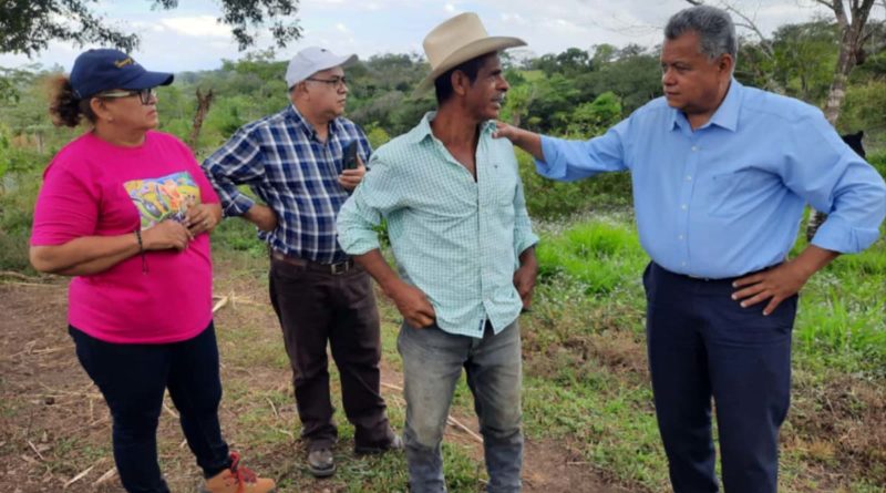 Ministro del Ministerio Agropecuario junto a productores de Boaco