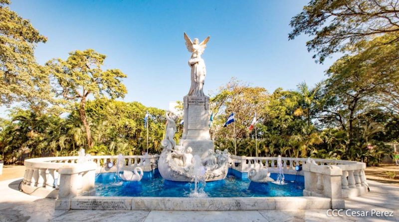 Monumento dedicado a Rubén Darío en el parque central de Managua