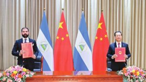 Funcionarios nicaragüenses y chinos muestran un comunicado conjunto para reanudar las relaciones diplomáticas entre los dos países en Tianjin, norte de China, el 10 de diciembre de 2021