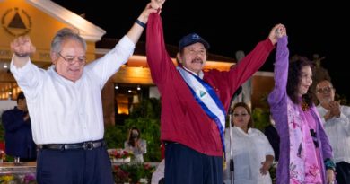 Dr. Gustavo Porras, presidente de la Asamblea Nacional, junto al Comandante Presidente Daniel Ortega y la Compañera Rosario Murillo, luego de ser juramentado para su nuevo Gobierno