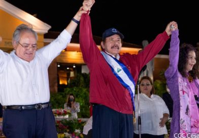 Dr. Gustavo Porras, presidente de la Asamblea Nacional, junto al Comandante Presidente Daniel Ortega y la Compañera Rosario Murillo, luego de ser juramentado para su nuevo Gobierno