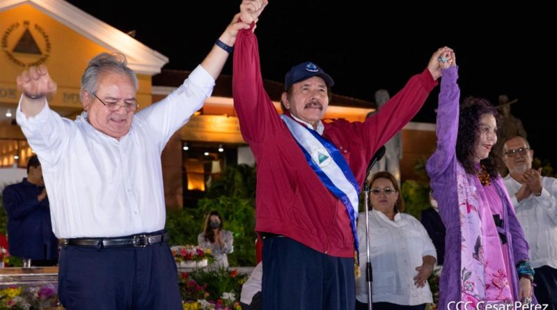 Dr. Gustavo Porras, presidente de la Asamblea Nacional, junto al Comandante Presidente Daniel Ortega y la Compañera Rosario Murillo, luego de ser juramentado para su nuevo Gobierno