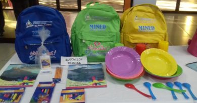 MINED inicia distribución de paquetes y maletines escolares