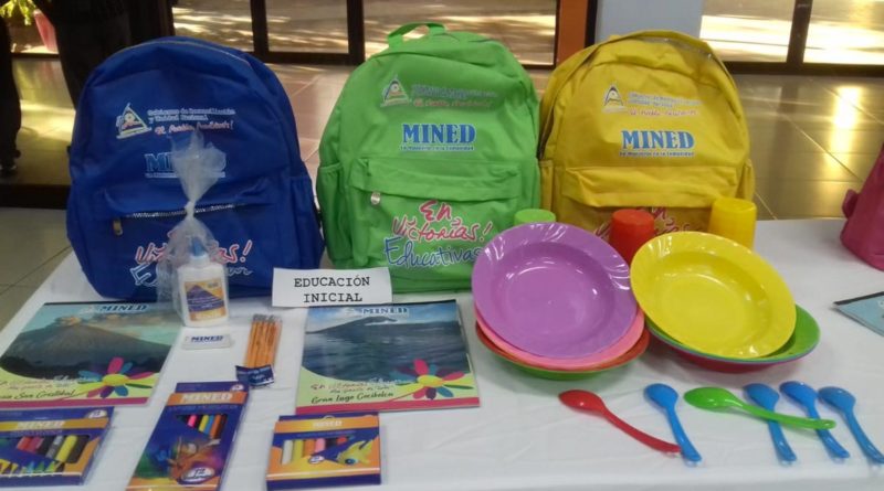 MINED inicia distribución de paquetes y maletines escolares