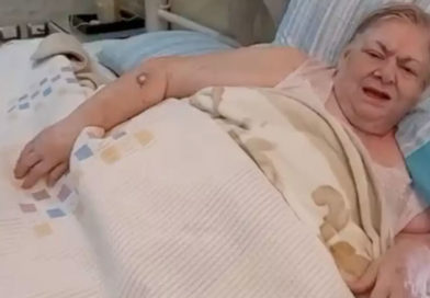 Paquita la del Barrio en camisón enviando un mensaje a sus seguidores desde la cama del hospital donde se encuentra internada