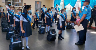 Hijos e Hijas de efectivos de la Policía Nacional recibiendo útiles de parte del Gobierno Sandinista