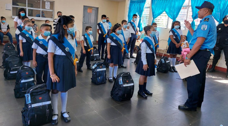 Hijos e Hijas de efectivos de la Policía Nacional recibiendo útiles de parte del Gobierno Sandinista