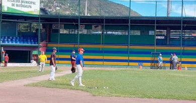 Prospectos a jugadores practicando en el estadio Chale Solís