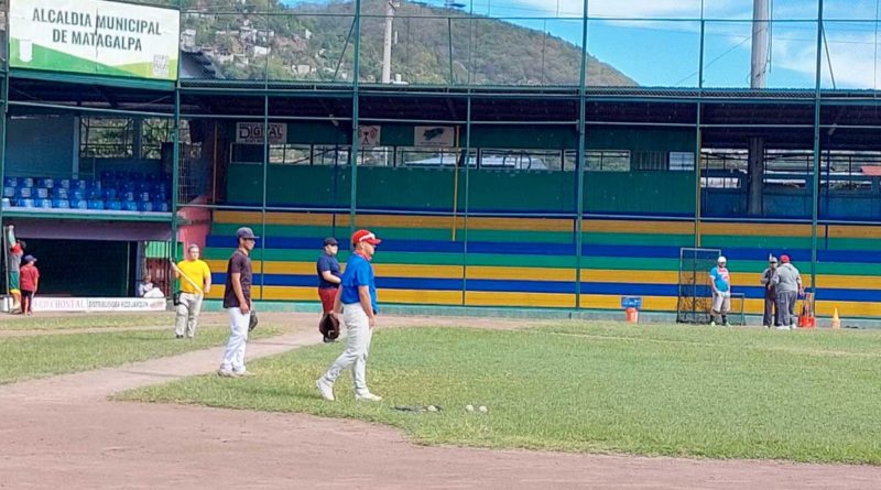 Prospectos a jugadores practicando en el estadio Chale Solís