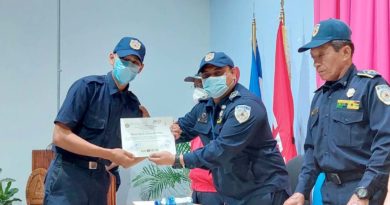 Autoridades del MIGOB entregan diploma de reconocimiento a nuevos bomberos