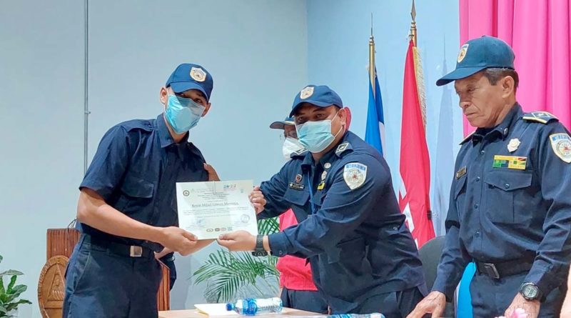 Autoridades del MIGOB entregan diploma de reconocimiento a nuevos bomberos