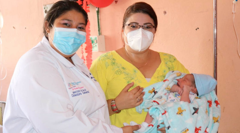 Autoridades de León junto a uno de los primeros bebés nacidos este primero de enero 2022