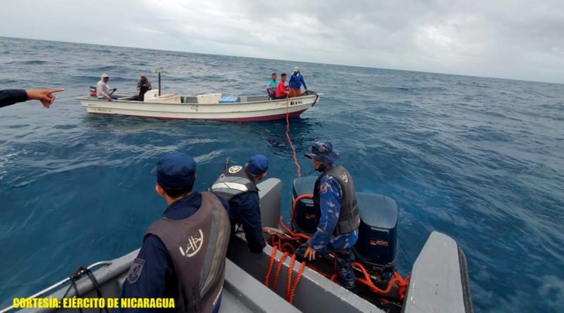 Fuerza Naval durante el rescate de la embarcación y sus tripulantes