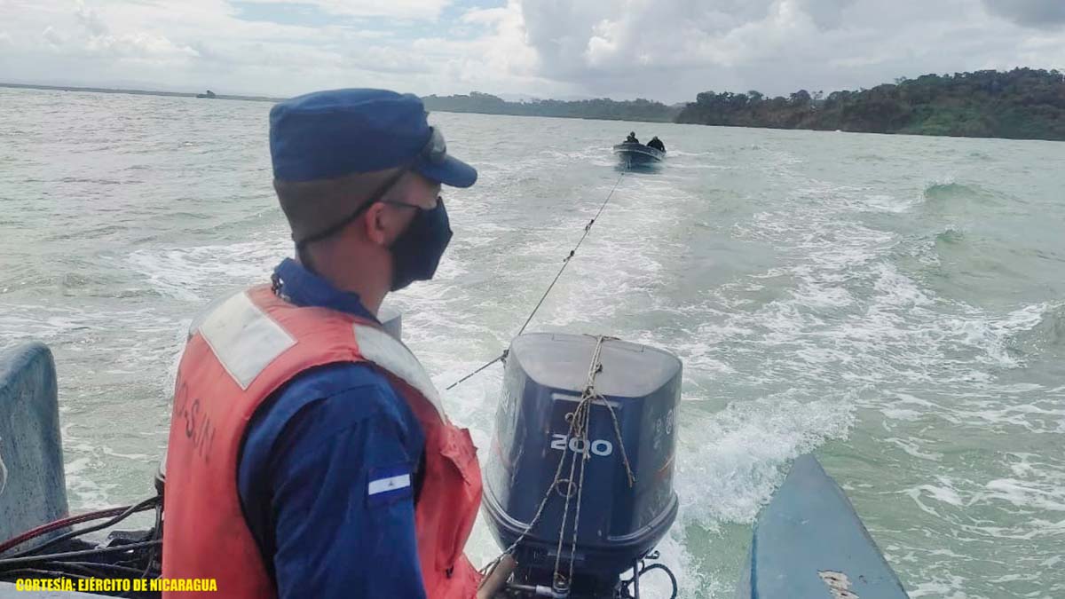 Fuerza Naval tras el rescate de los tripulantes y la panga en el Caribe Nicaragüense