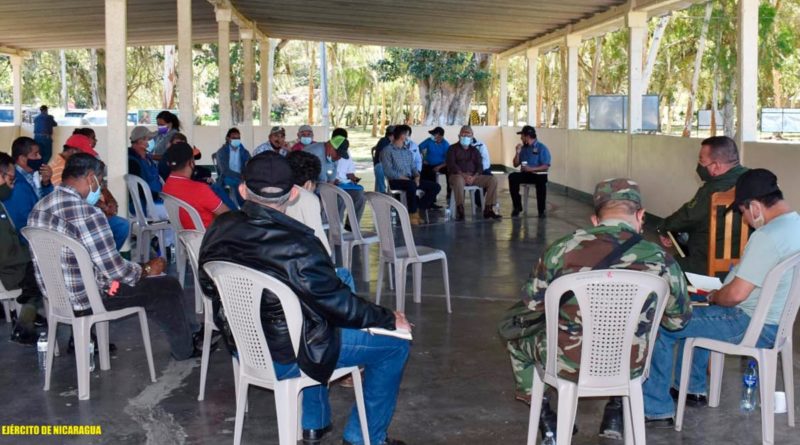 Ejército de Nicaragua se reúne con produtores ganaderos y cafetaleros