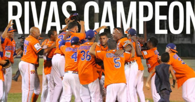 Equipo de beisbol, Los Gigantes de Rivas, celebrando una victoria más en el campo de juego