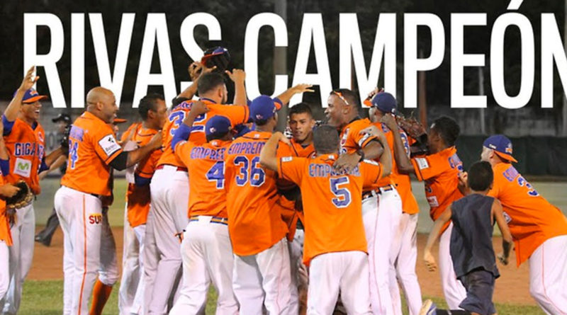 Equipo de beisbol, Los Gigantes de Rivas, celebrando una victoria más en el campo de juego