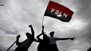 Jóvenes ondeando la bandera rojinegra del FSLN