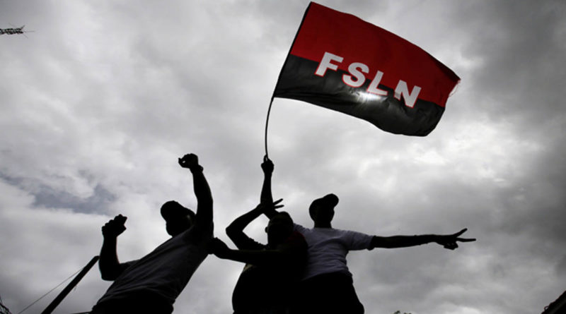 Jóvenes ondeando la bandera rojinegra del FSLN