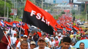 Pueblo presidente en caminata partidaria sobre la pista Tiscapa