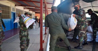 Ejército de Nicaragua realiza cargue y descargue de Merienda Escolar en Chontales