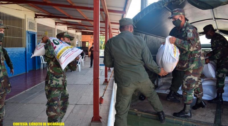 Ejército de Nicaragua realiza cargue y descargue de Merienda Escolar en Chontales