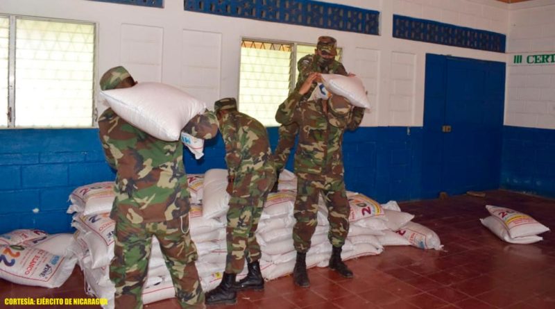 Ejército de Nicaragua traslada y descarga merienda escolar en Chontales