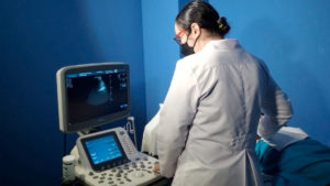 Doctora de Hospital Vélez Paíz realiza ultrasonido a una paciente