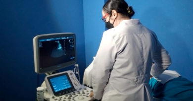 Doctora de Hospital Vélez Paíz realiza ultrasonido a una paciente