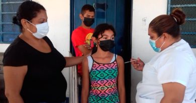Niña del Barrio Carlos Núñez de Managua siendo vacunada contra la COVID-19 por una enfermera del Ministerio de Salud de Nicaragua (MINSA).