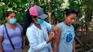 Enfermera del Ministerio de Salud de Nicaragua (MINSA), vacunando contra la COVID-19 a una ciudadana de Tipitapa.