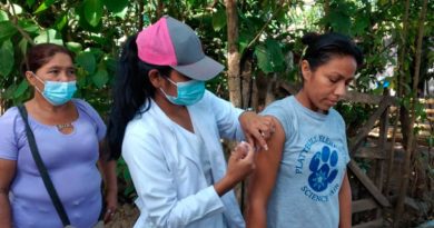 Enfermera del Ministerio de Salud de Nicaragua (MINSA), vacunando contra la COVID-19 a una ciudadana de Tipitapa.