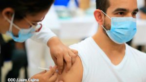 Ciudadano nicaragüense siendo vacunado contra la COVID-19 por una enfermera del Ministerio de Salud de Nicaragua (MINSA).