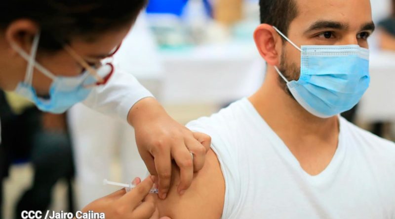 Ciudadano nicaragüense siendo vacunado contra la COVID-19 por una enfermera del Ministerio de Salud de Nicaragua (MINSA).