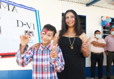 Madre y su hijo tras recibir la vivienda digna en el barrio 31 de Diciembre