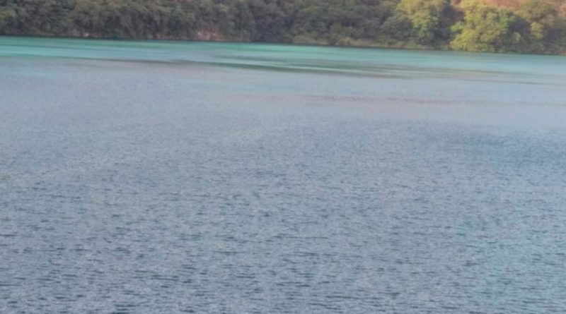 Fenómeno natural del volteo térmico en la laguna de Asososca