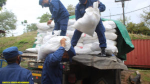 Efectivos militares del Ejército de Nicaragua en proceso de descargue de paquetes alimenticios en el municipio de Blueflields
