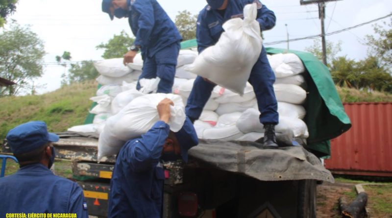 Efectivos militares del Ejército de Nicaragua en proceso de descargue de paquetes alimenticios en el municipio de Blueflields