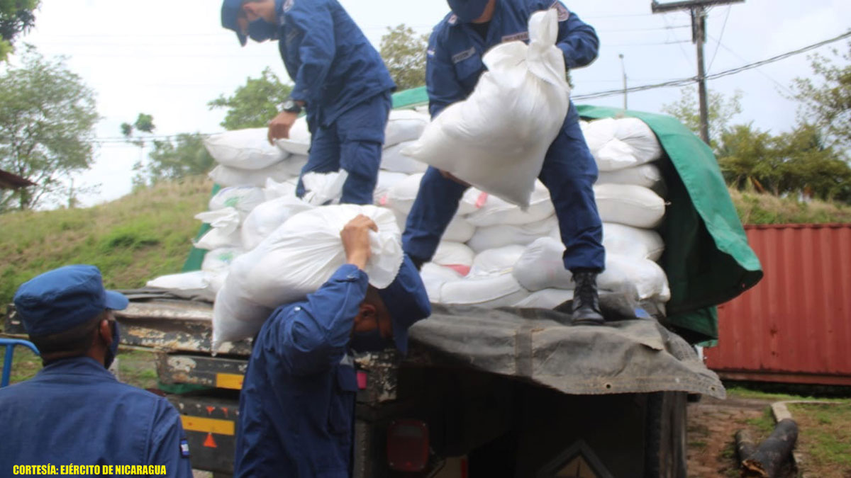  Ejército de Nicaragua ejecuta descargue de paquetes alimenticios en Bluefields