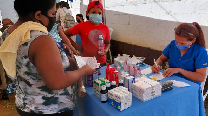 Medico de Clínica Movil, suministrado medicinas a una habitante del Barrio Bertha Calderón