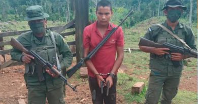Ciudadano nicaragüense detenido en El Castillo, Río San Juan, por tráfico ilegal de armas, custodiado por elementos militares del Ejército de Nicaragua