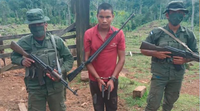 Ciudadano nicaragüense detenido en El Castillo, Río San Juan, por tráfico ilegal de armas, custodiado por elementos militares del Ejército de Nicaragua