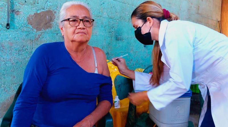 Enfermera del Ministerio de Salud de Nicaragua vacunando contra la COVID-19 a una habitante del barrio Bóer del distrito 2 de Managua.