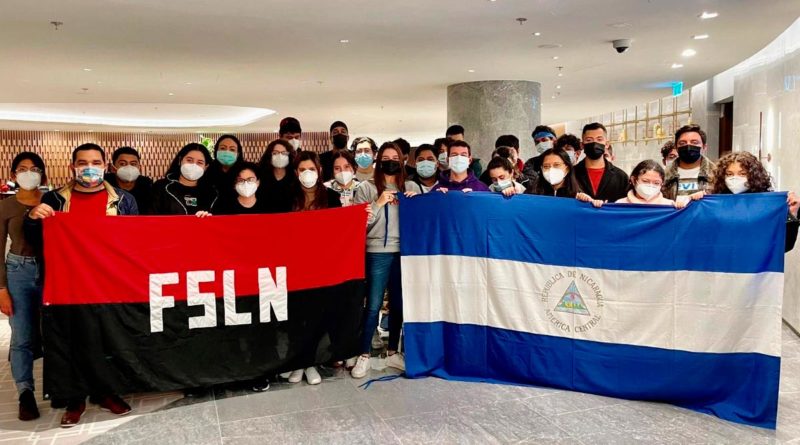 Estudiantes nicaragüenses becarios a su llegada a Hong Kong, China para continuar sus estudios