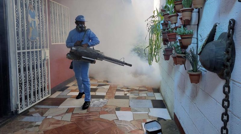 Brigadista del Ministerio de Salud durante la jornada desarrollada en el barrio Enrique Smith